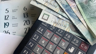 złotówki i kalkulator przy planowaniu dofinansowania do pompy ciepła we Wrocławiu