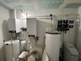 Kotłownia hybrydowa Viessmann w Krynicznie Pomieszczenie techniczne z pompą ciepła Viessmann Vitocal 100-S B06, kotłem Vitodens 100-W, buforem i zasobnikiem c.w.u. w Krynicznie