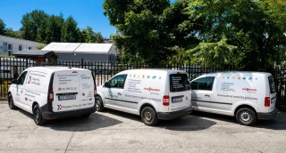 Trzy samochody floty 3E-HEATING we Wrocławiu: nowy biały pojazd oraz dwa srebrne auta w dotychczasowej identyfikacji Viessmann