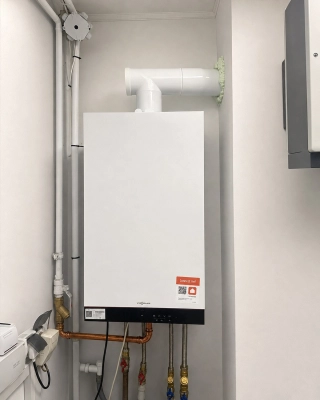 Gazowy kocioł kondensacyjny Viessmann Vitodens 050-W z dwuściennym systemem powietrzno-spalinowym po modernizacji we Wrocławiu