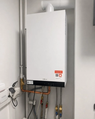 Gazowy kocioł kondensacyjny Viessmann Vitodens 050-W z podłączeniami hydraulicznymi, filtrami i armaturą po modernizacji we Wrocławiu